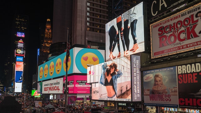 Statskärna med stora billboards med marknadsföring
